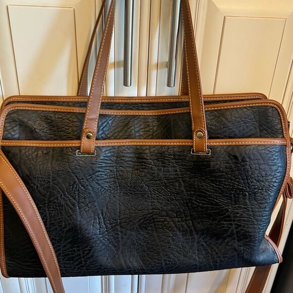 Vintage International All Weatherwear Tan Leather Zippered Handbag. - Picture 9 of 11